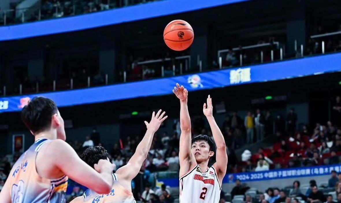 爱游戏体育直播-广东男篮大胜对手，全队发挥稳定取得关键胜利(广东男篮大胜对手,全队发挥稳定取得关键胜利的是谁)