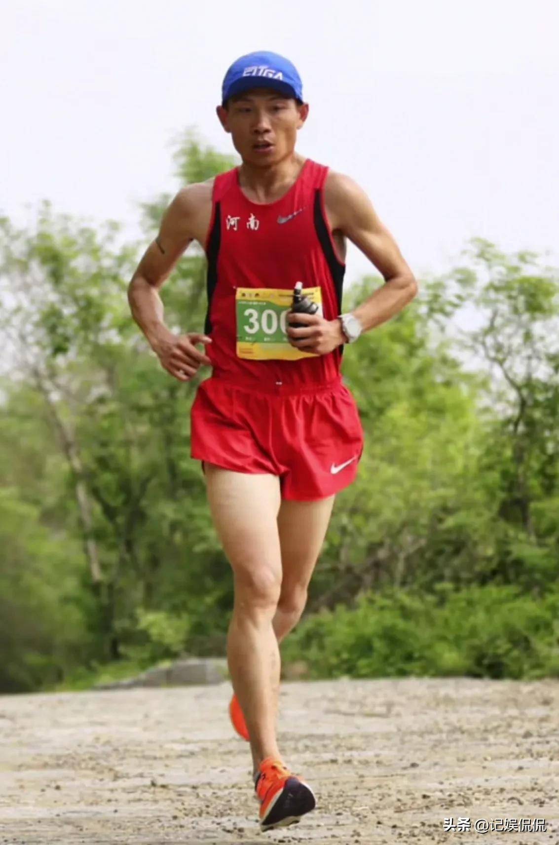 运动员在比赛中彰显出不凡的实力(运动员在运动比赛中完成技术时所表现出的美) 运动员在比赛中彰显出不凡的实力(运动员在运动比赛中完成技术时所表现出的美)