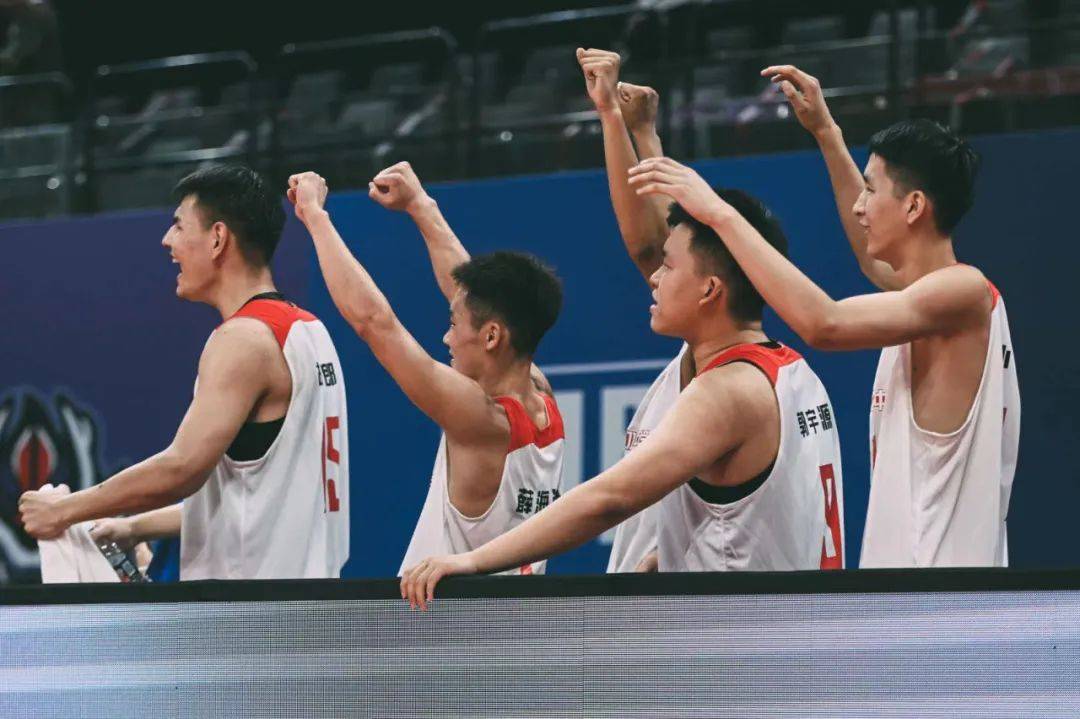 爱游戏体育平台-卫冕冠军再度成功，保持领先优势(卫冕冠军再度成功,保持领先优势的例子)