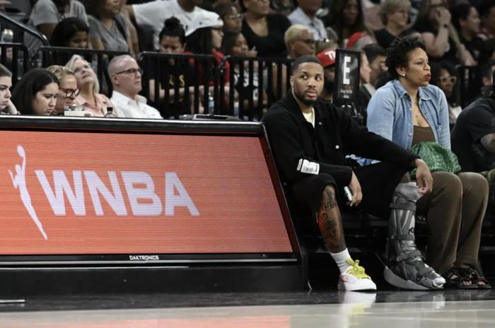 开拓者主场告捷,利拉德再次挺身而出(但是在季后赛首轮,利拉德和开拓者证明了谁是这个系列) 开拓者主场告捷,利拉德再次挺身而出(但是在季后赛首轮,利拉德和开拓者证明了谁是这个系列)