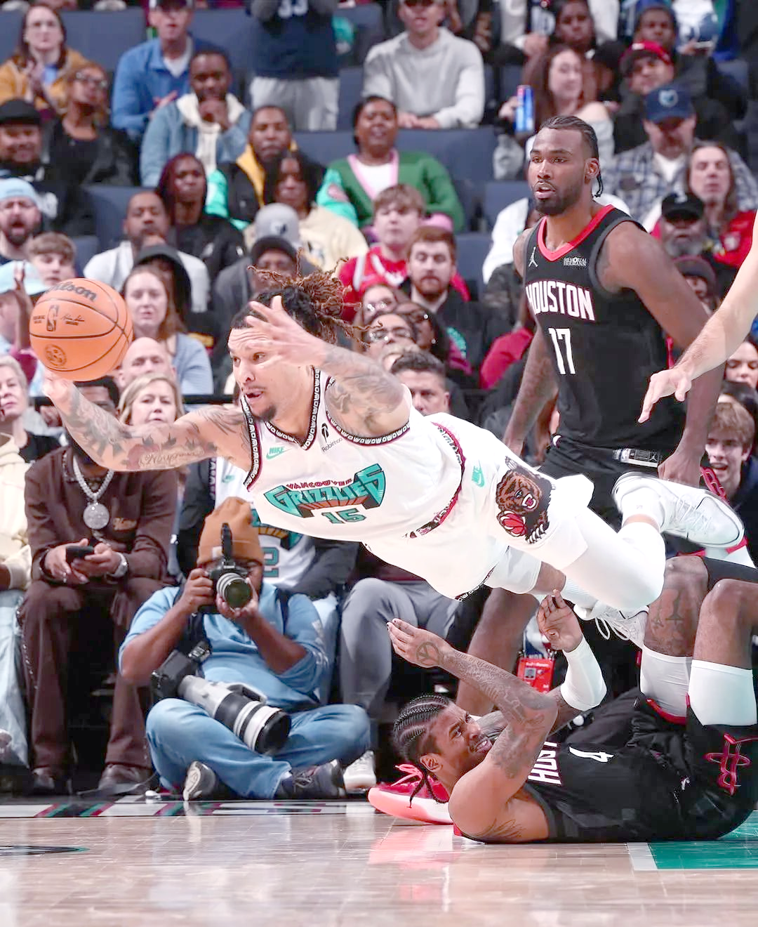 爱游戏官网-灰熊队球员集体回应外界批评，展现团结的简单介绍