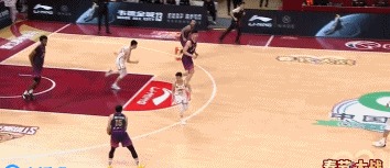 爱游戏app-吉林队成为本场最大亮点，CBA季后赛瞬间破防，救主