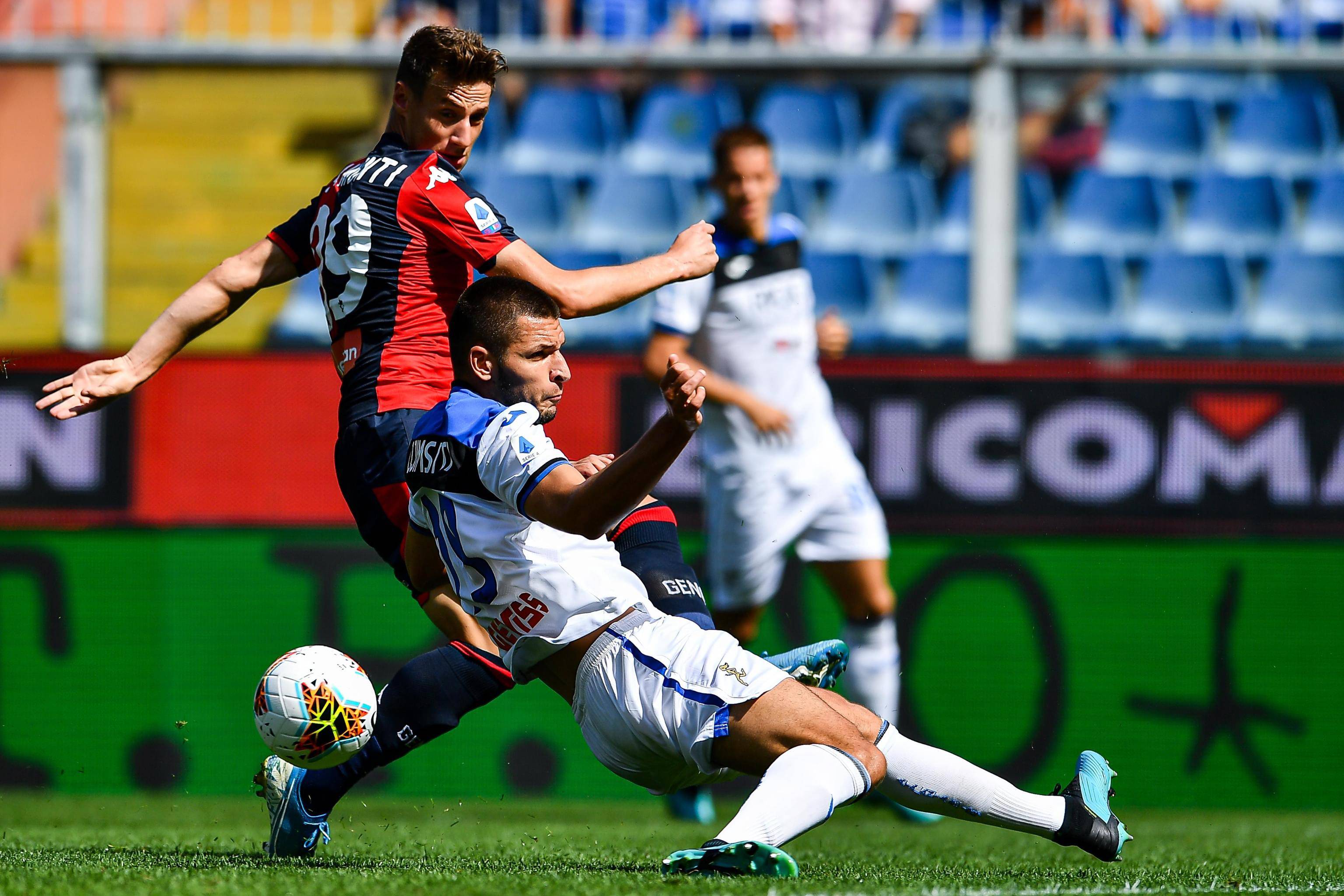 足球比赛中球队发挥出色,球迷欢呼雀跃 足球比赛中球队发挥出色,球迷欢呼雀跃