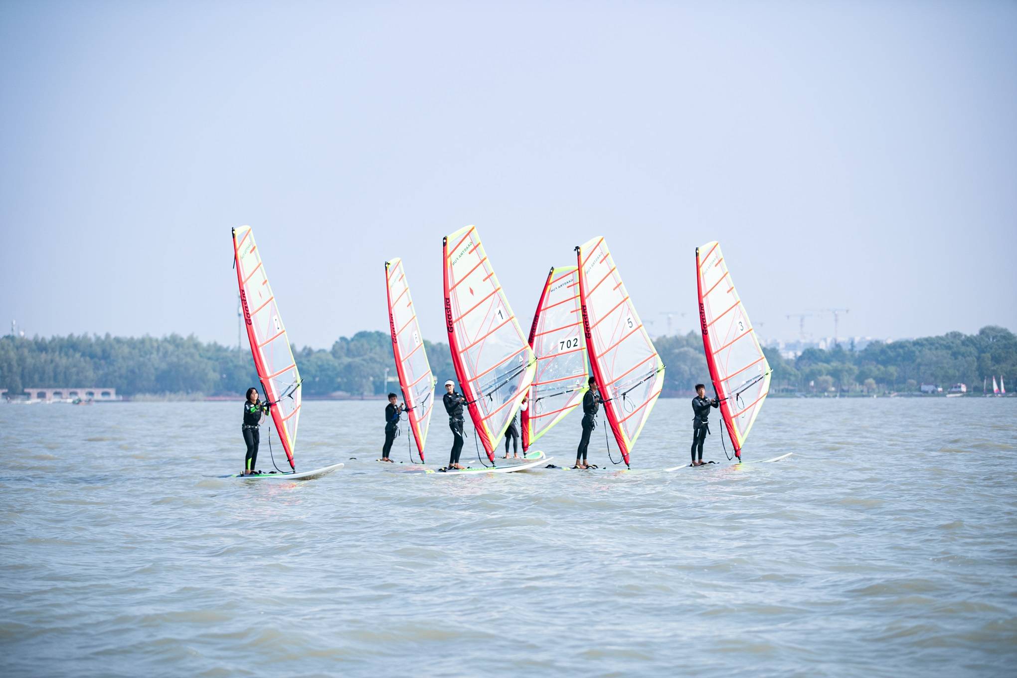 爱游戏体育直播-帆船比赛中选手迎风披带，搏出风头的简单介绍