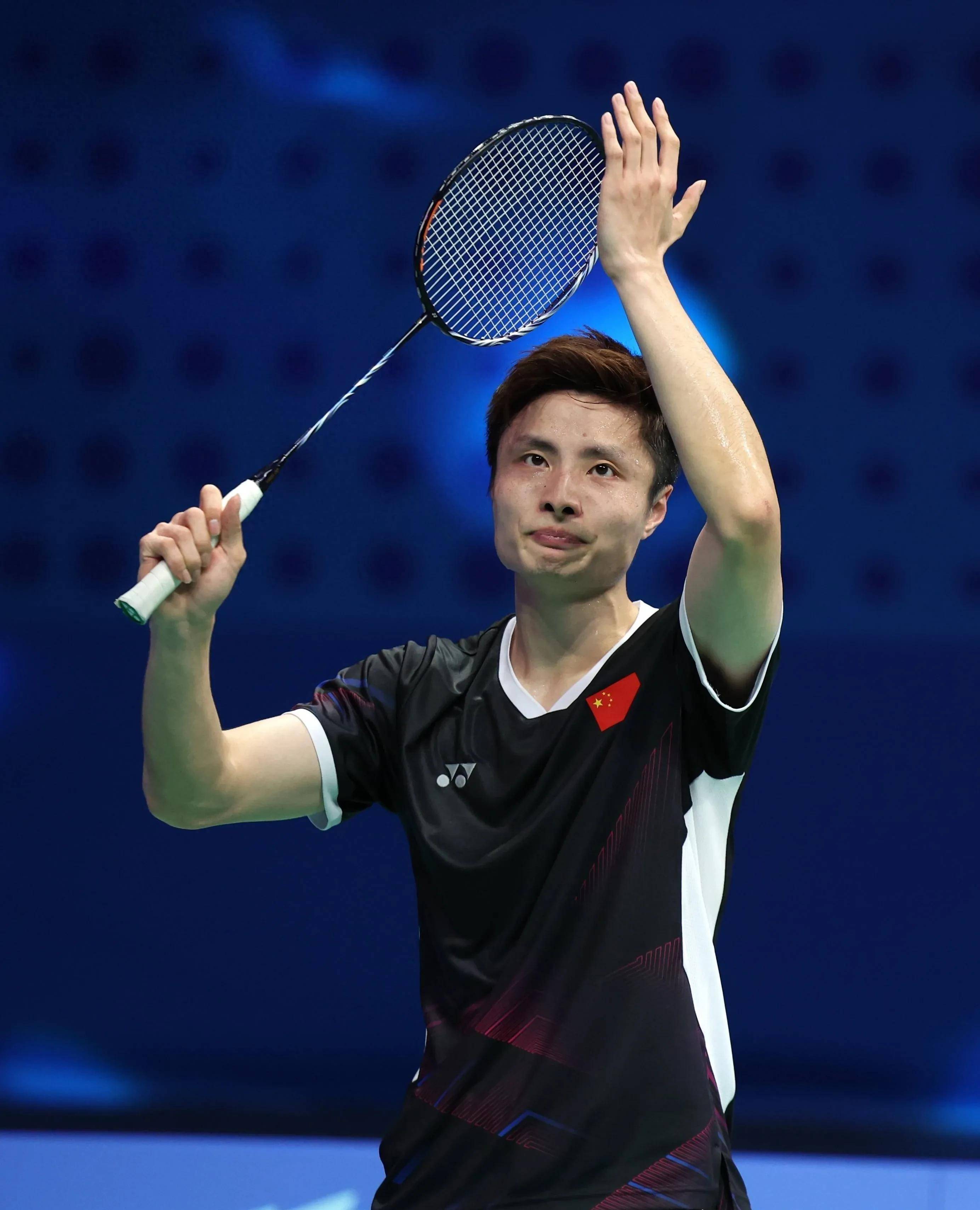 爱游戏官网入口-羽毛球比赛选手凭借技巧，夺得冠军