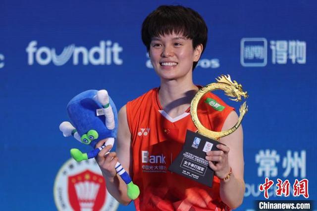 羽毛球比赛选手凭借技巧,夺得冠军 羽毛球比赛选手凭借技巧,夺得冠军