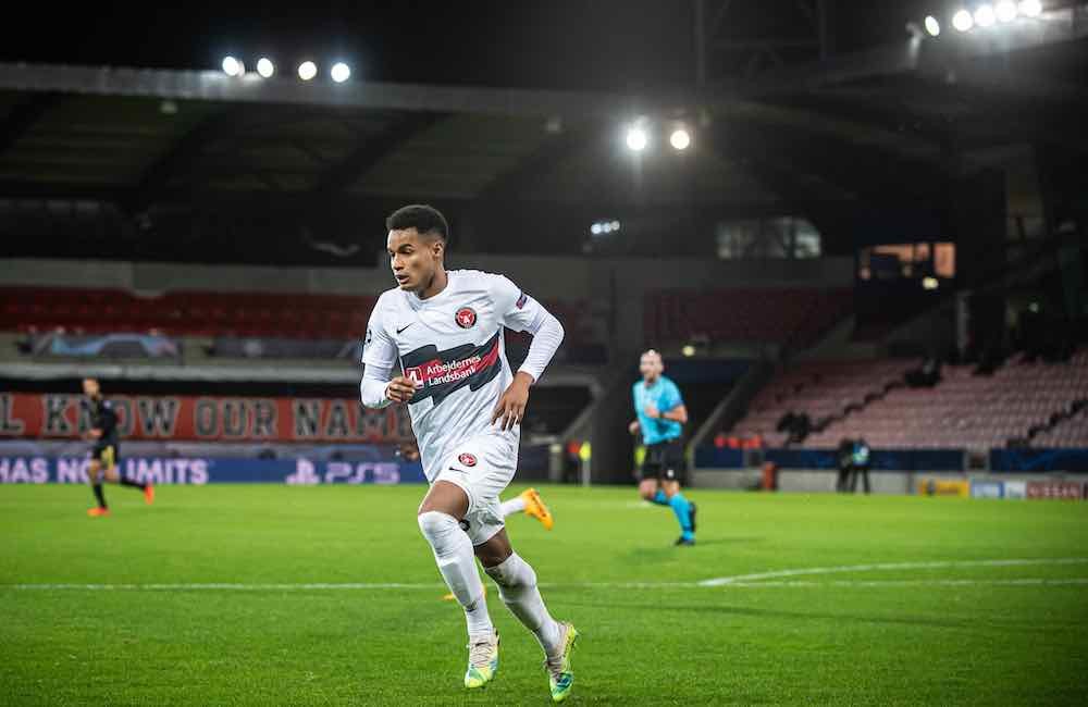 爱游戏体育下载-卫冕冠军不稳！年轻队员崭露头角，迅速崛起