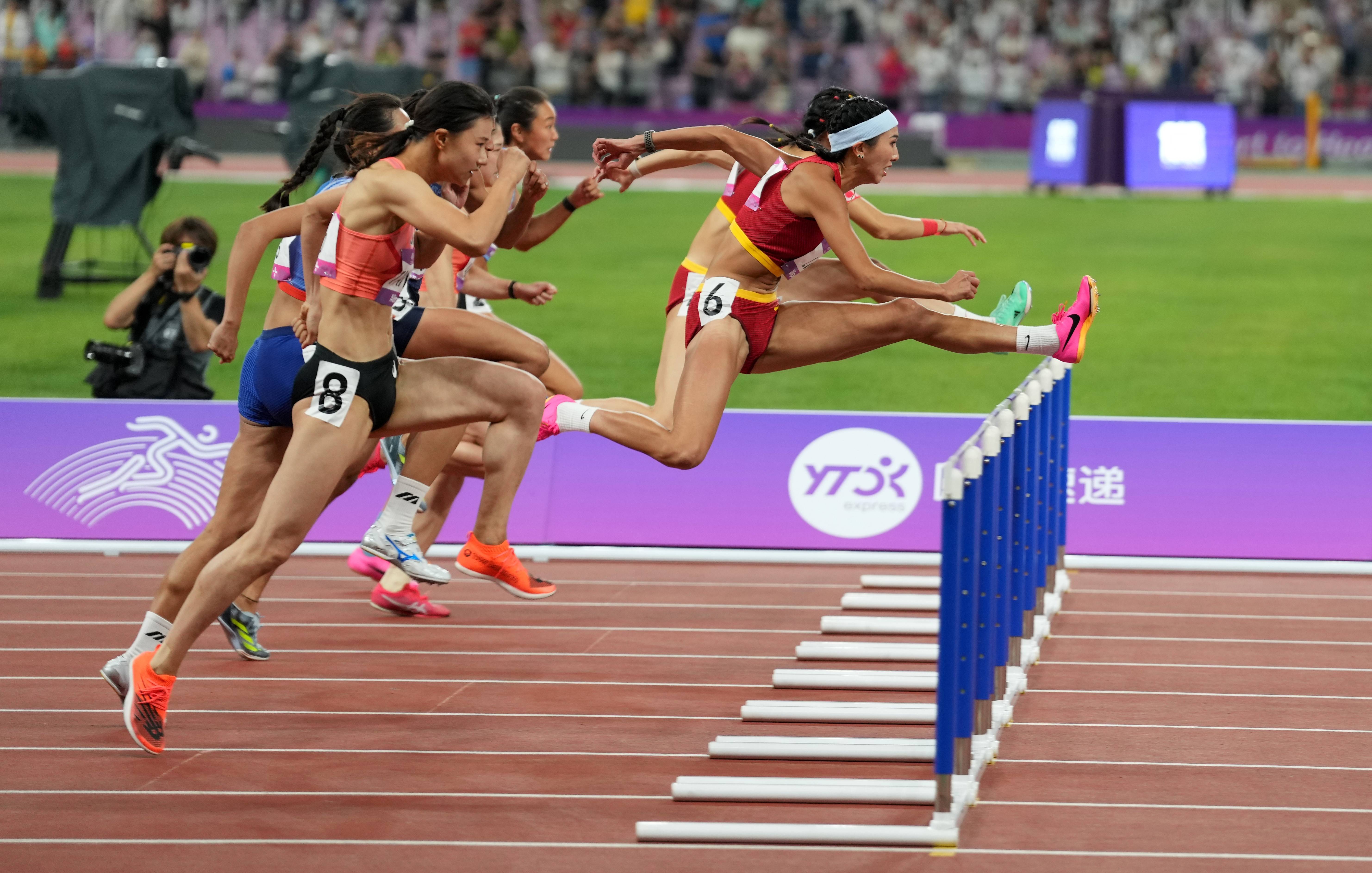 田径女子选手在比赛中实现逆袭夺冠 田径女子选手在比赛中实现逆袭夺冠