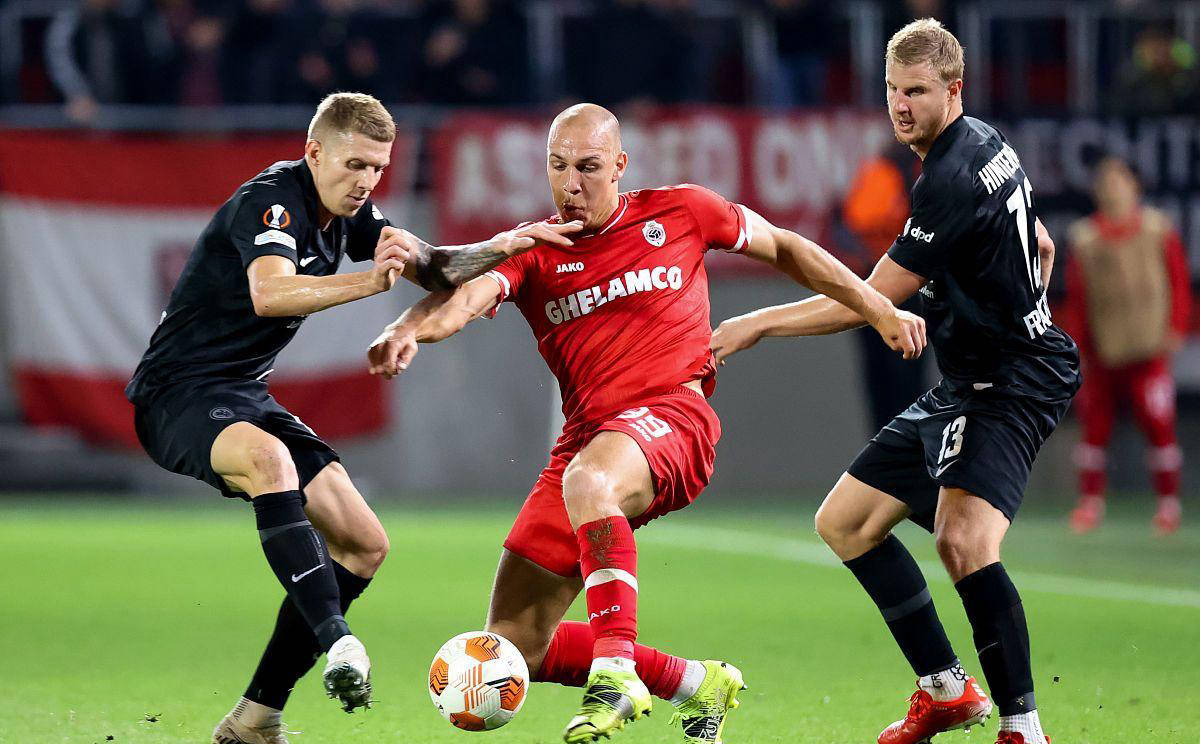 爱游戏app-法兰克福主场不敌对手，遗憾失分