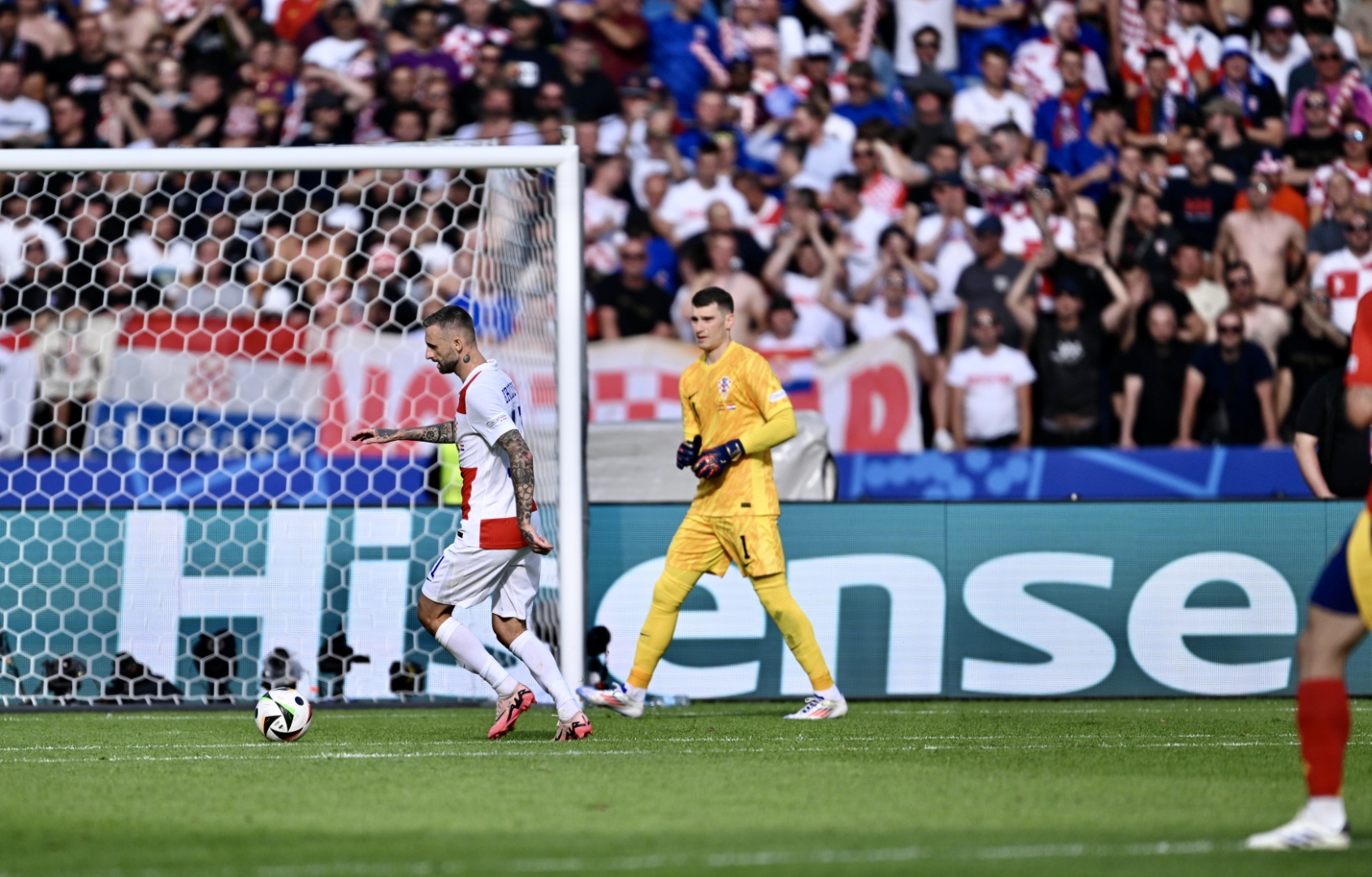 爱游戏体育官网-欧洲杯资格赛决战，各国实力碰撞，备受瞩目