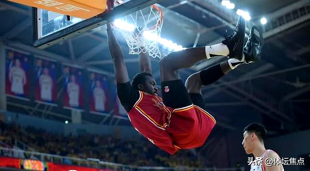 比赛中发生激烈冲突，主教练被罚出场