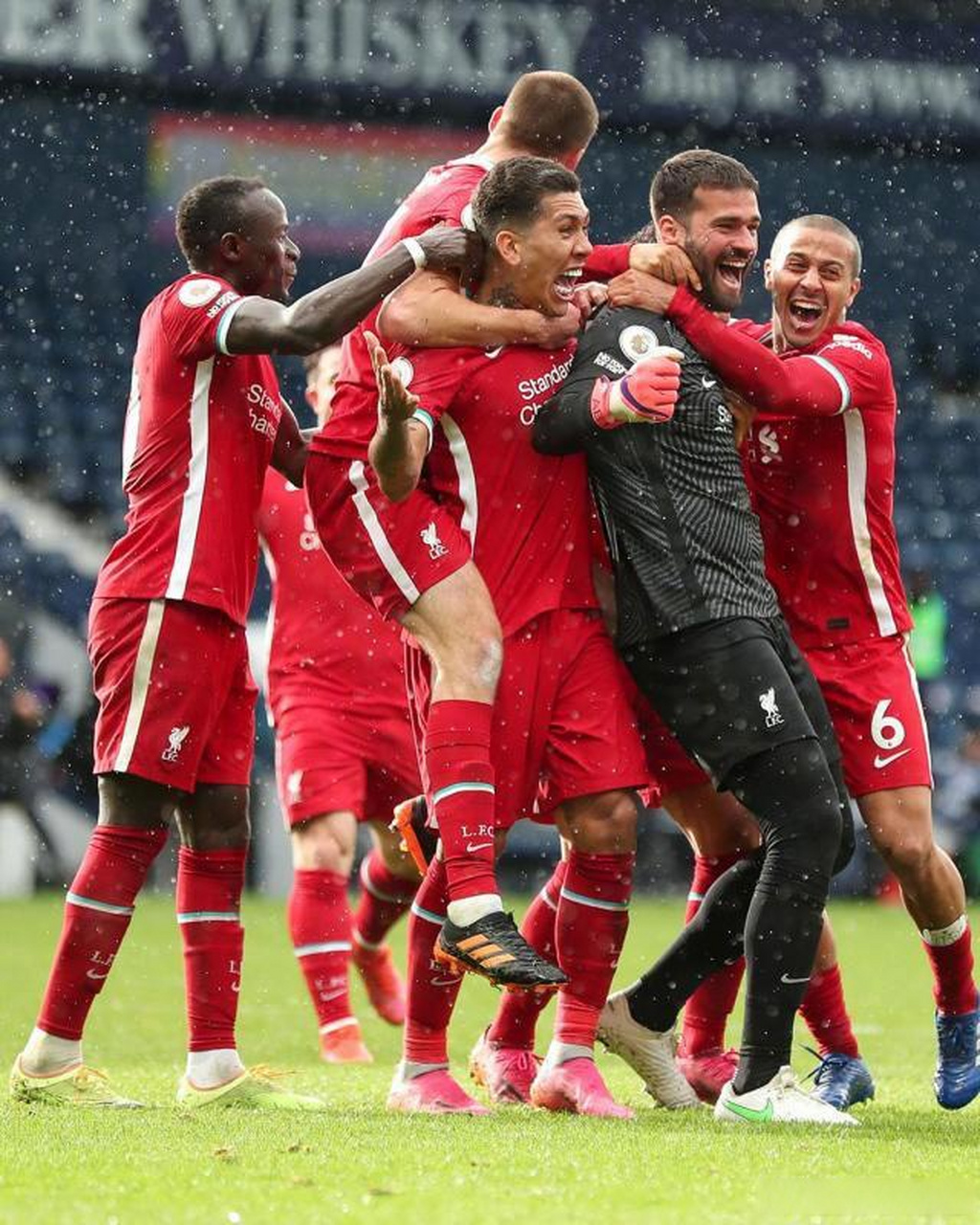 爱游戏体育下载-利物浦压倒对手，晋级欧冠半决赛