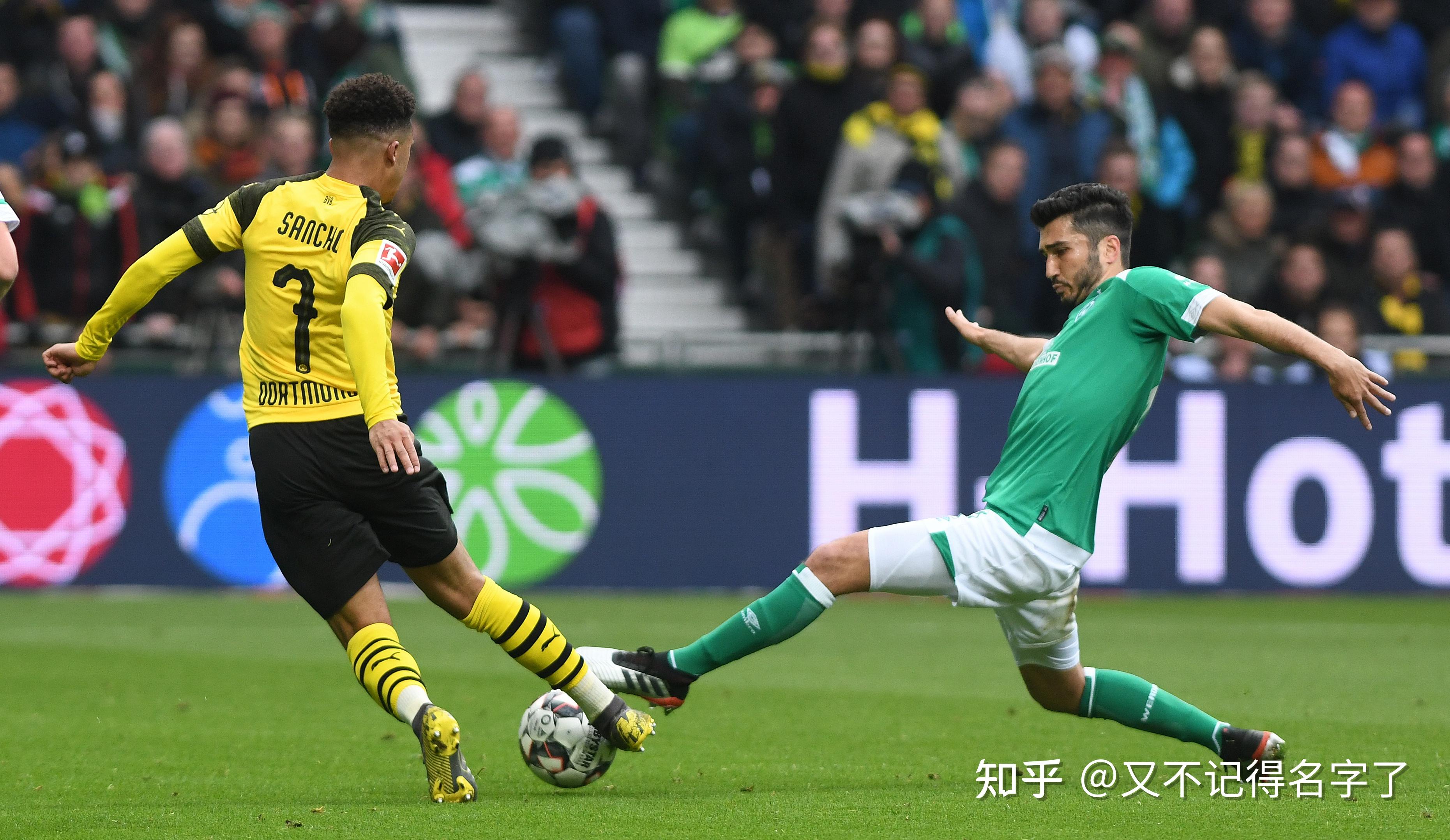 爱游戏体育下载-多特蒙德全队发挥出色，大胜对手晋级