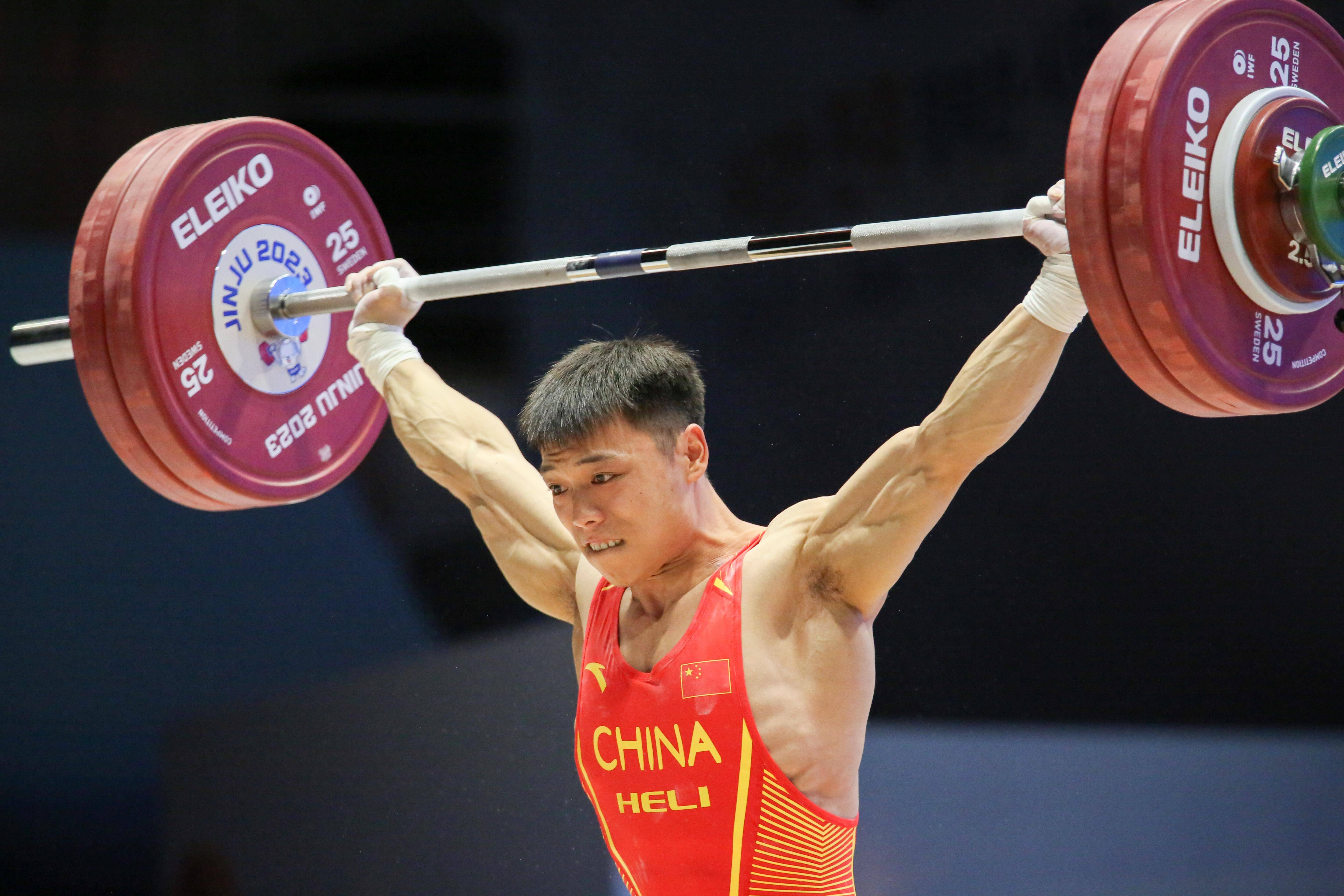 爱游戏官方入口-举重比赛中，选手意气风发胜利在望
