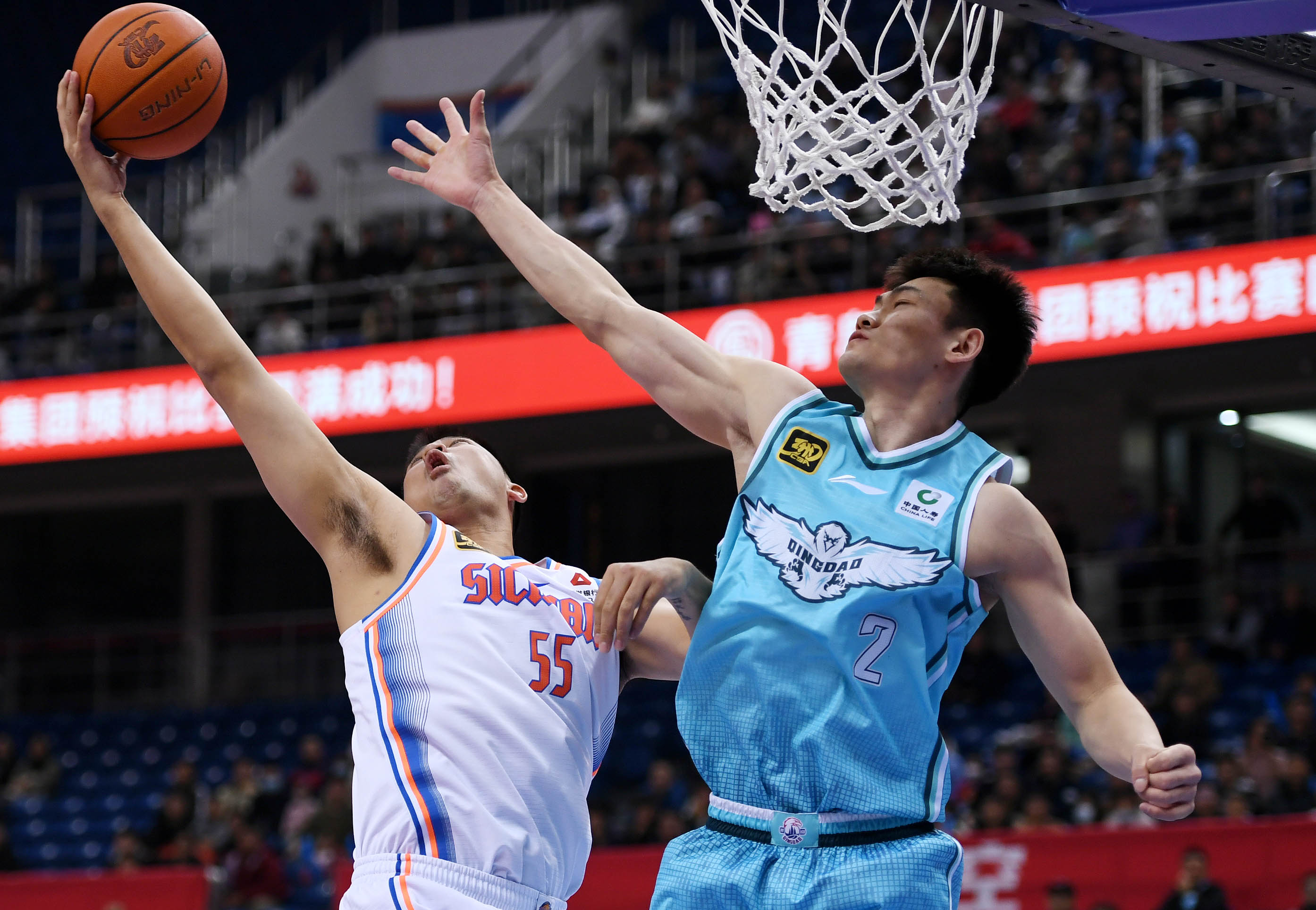 爱游戏官网-包含竞技场上风起云涌：球队摩拳擦掌准备出击的词条